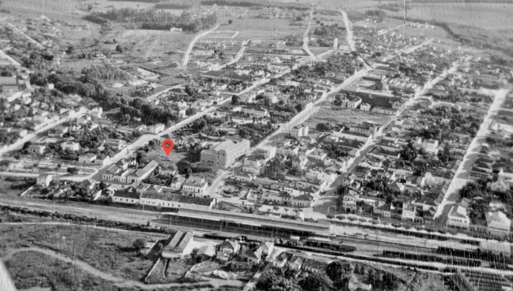 Americana, 1950: vista aérea da região central da cidade; o pin vermelho indica a exata localização do Circo Teatro Universal em dezembro de 1949.