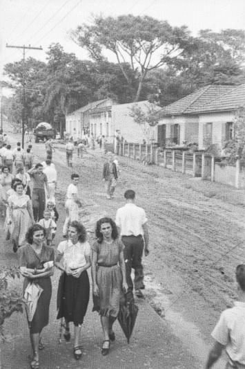 Vindas de várias partes da cidade, as pessoas foram às ruas no dia 13 para ver os estragos da tromba d'água; na foto, a rua Presidente Vargas coberta de lama.