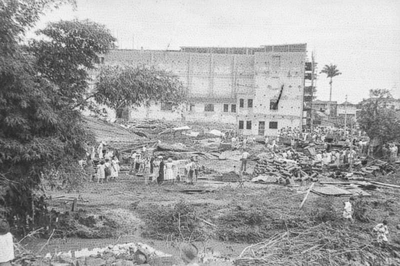 Escombros do Circo Teatro Universal; na parte inferior da foto pode ser visto o leito do Córrego do Parque, e, ao fundo, o Cine e Hotel Cacique em construção.