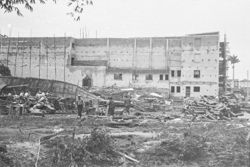 Outra imagem da destruição do Circo Teatro Universal, agora na tarde do dia 13, quando o que havia restado da lona já tinha sido retirado.