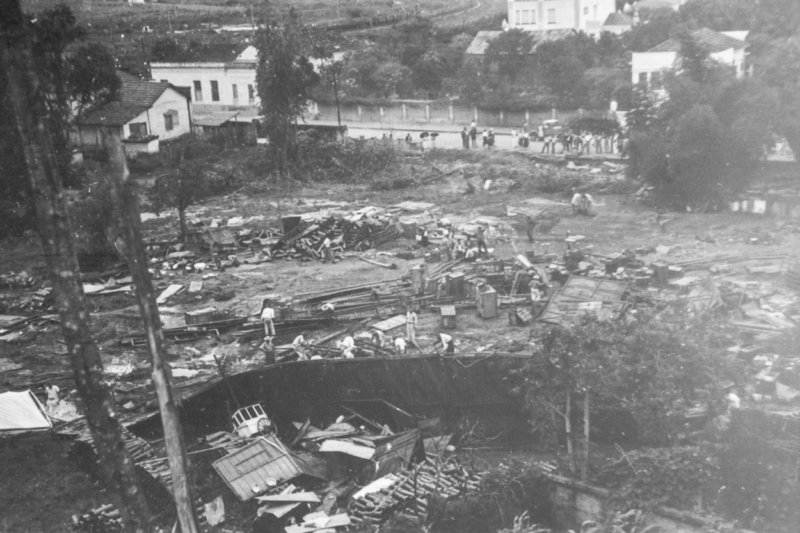 A devastação do Circo Teatro Universal, vista de cima do prédio em obras do Cine e Hotel Cacique; ao fundo, na rua Rui Barbosa, é possível ver parte da extensão onde havia o muro até a noite anterior.