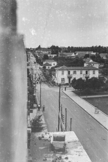 Agora na parte da frente do edifício em obras, vista da rua Fernando Camargo severamente danificada após o cruzamento com a Rui Barbosa.