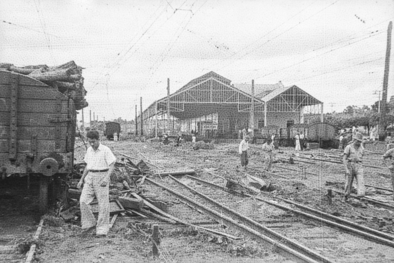 Destroços ao longo dos trilhos, na região da estação.