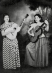 Cantando e tocando, a dupla Dinorá Nogueira e Clélia Del Pretti.