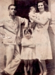 A família Escobar em 1946: Anselmo (o palhaço Palpitoso), Marina e as filhas Dalva e Selma (no colo).