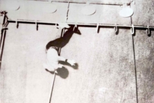 O multiartista Francisco Stringhini no número conhecido como passeio aéreo, realizado na parte mais alta da lona do circo e sem rede de proteção.