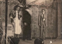À esquerda, Laura Pezzati Valvano, e à direita, Arlindo Pimenta, em peça no palco do Circo Teatro Universal.