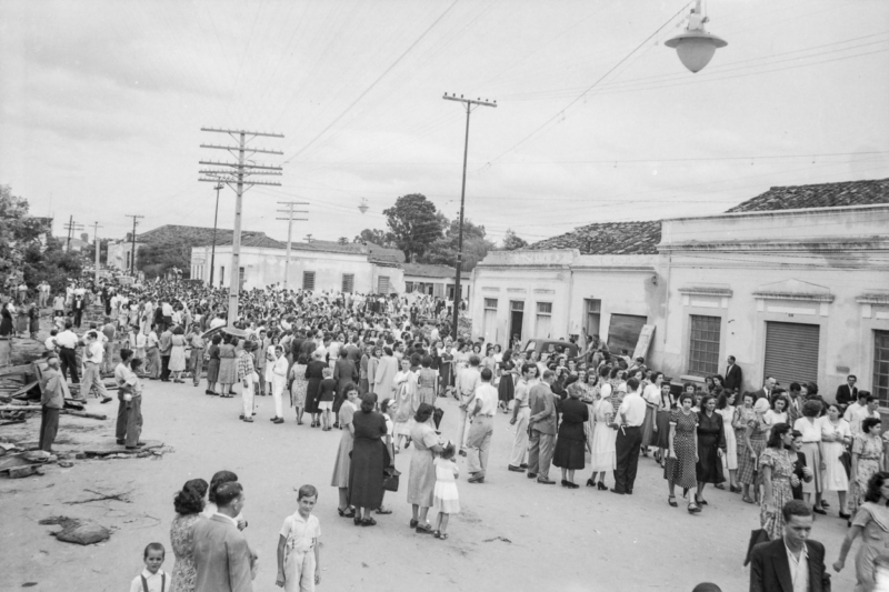 População aguarda na avenida Dr. Antonio Lobo a saída do cortejo fúnebre. À direita da foto podem ser vistos o prefeito Antônio Pinto Duarte e os vereadores Antônio Zanaga e Orlando Dei Santi. População aguarda na avenida Dr. Antonio Lobo a saída do cortejo fúnebre. À direita da foto podem ser vistos o prefeito Antônio Pinto Duarte e os vereadores Antônio Zanaga e Orlando Dei Santi.