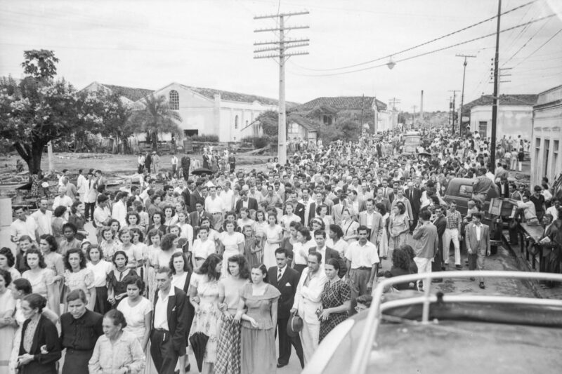 Início do cortejo em direção ao cemitério; o caminhão ao fundo carregava os corpos das seis vítimas. Início do cortejo em direção ao cemitério; o caminhão ao fundo carregava os corpos das seis vítimas.