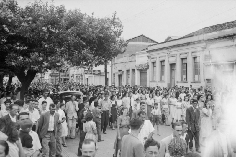 Outra cena dos funerais das vítimas da tromba d'água de 1949; nessa, o cortejo se aproxima da rua Carioba. Outra cena dos funerais das vítimas da tromba d'água de 1949; nessa, o cortejo se aproxima da rua Carioba.