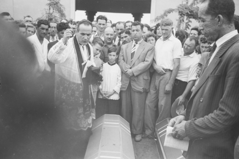 Na chegada ao Cemitério da Saudade, o padre Nazareno Magi realizou rápida cerimônia religiosa; no centro da foto, o prefeito Antônio Pinto Duarte.