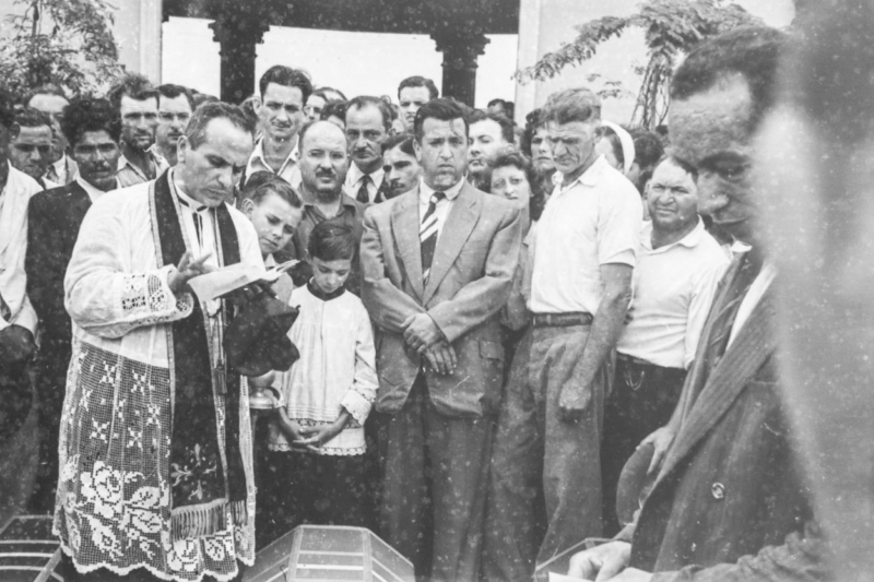 Outra tomada da cerimônia de corpo presente conduzida pelo padre Nazareno Magi.