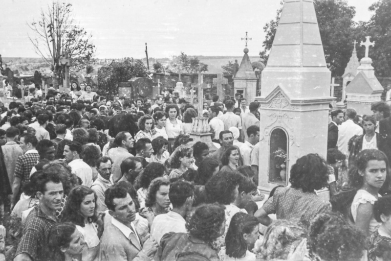 O cemitério ficou lotado para o sepultamento das vítimas da tromba d'água.