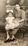Em São Carlos, no início de 1949, Antonieta Bernardi, assistente do marido na administração do circo e bilheteira, e a pequena Sônia Lima.