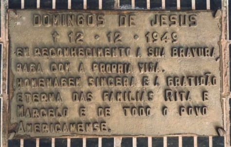 Placa sobre o túmulo de Domingos de Jesus.